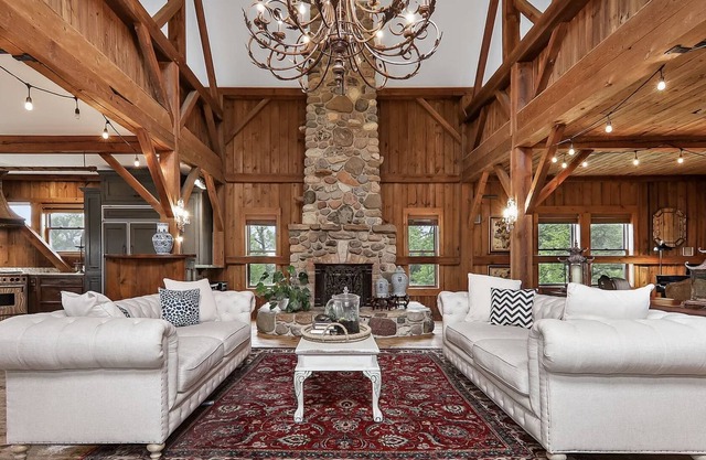Huge Renovated Barn Estate. Perfect for Groups
