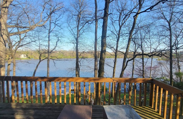 Huge Summer Lake House! On the Water! Sleeps 12. 5BR/4BA. Canoes, Kayaks & more!