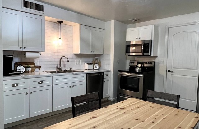 Hummingbird Haven Retreat - Quiet 2 bedroom Town