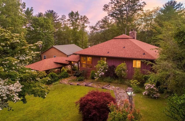 Hummingbird Haven - Spacious, Cozy Cabin Walking Distance to the Lake!