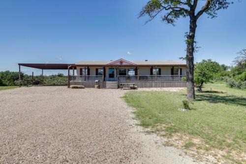 Hunt, Fish, Unwind Countryside Escape in Texas!