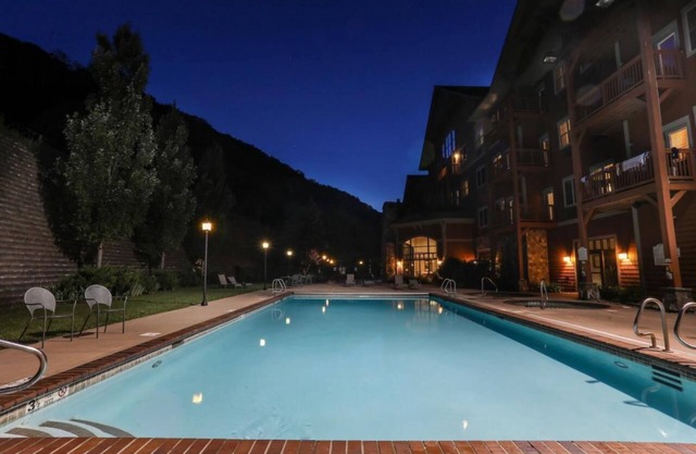 Hunter Mtn Slopeside Ski Resort w HotTub Fireplace Heated Pool Restaurant