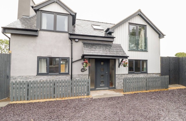 HUNTERS COTTAGE, pet friendly, country holiday cottage in Benllech