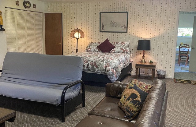 Hunting in groups early fall or a summer family vacation ? this is perfect!