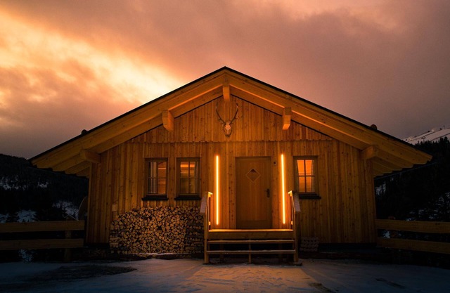 Hunting lodge with wood-burning stove and sauna