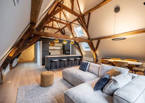 Huswell - City-view loft with wooden beams and mezzanine