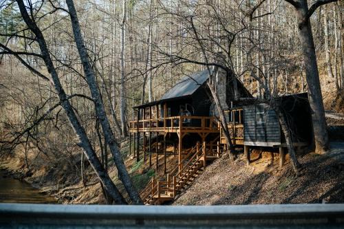 Hygge Hollow Cabin on Fightingtown Creek in Blue Ridge, GA