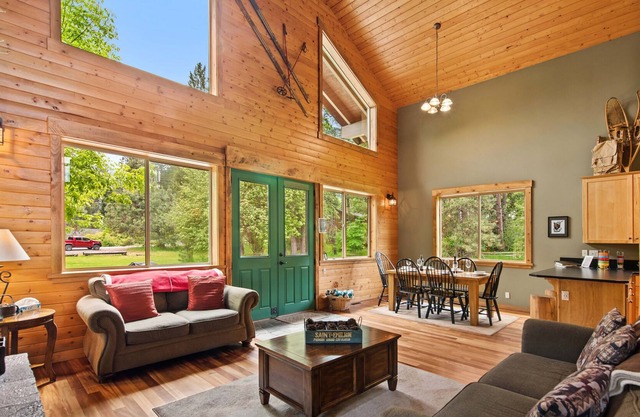 Icicle Creek Lodge-Cozy Luxury Cabin*Hot Tub*Close to Town*Fireplace*Deck*BBQ