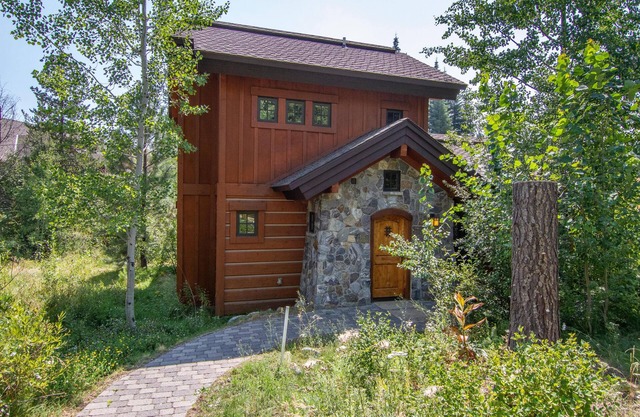 Ideal 2 BR Cottage | Ski in/Ski Out | Golden Bar