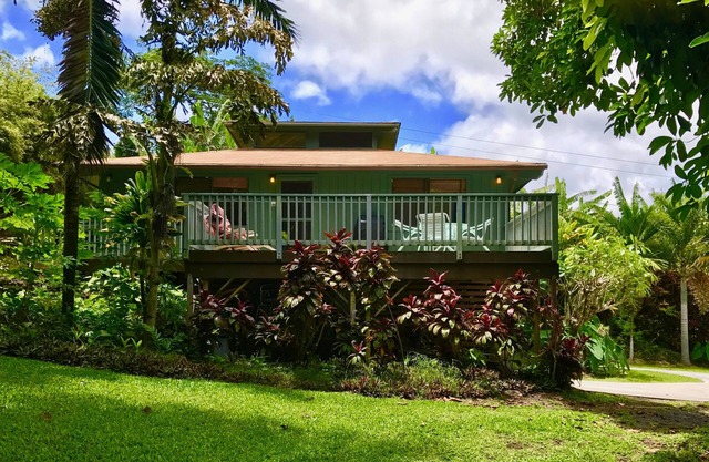 IDEAL BEACH LOCATION 2 BR LARGE DECK "PRIVATE'