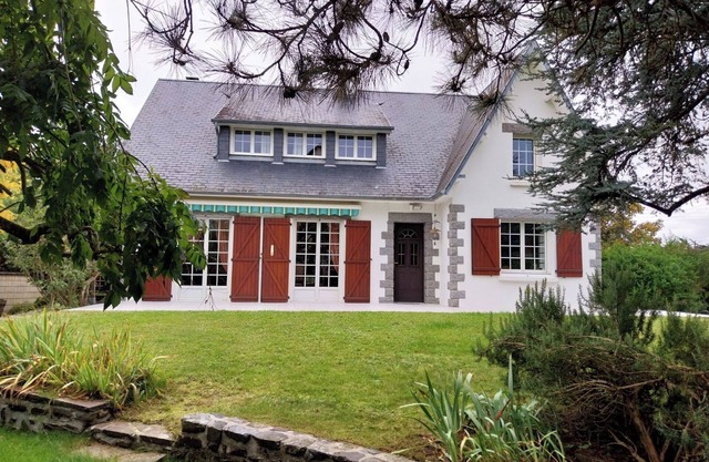 Ideal family home, 2 mm from the beach and 5 mm from shops.
