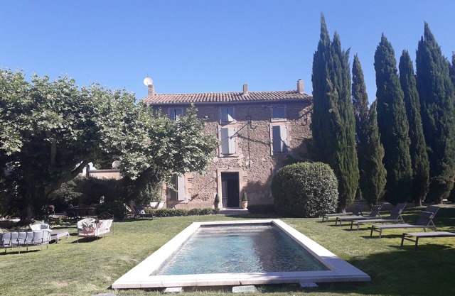 Ideal for Avignon festival Magnificent Mas with swimming pool and jacuzzi