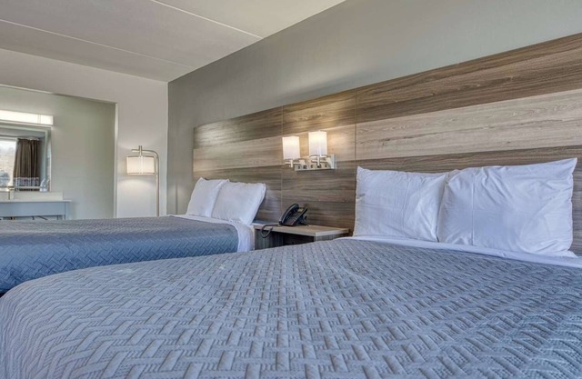 Ideal for Groups: 2 Rooms w/Free Breakfast, Pool, Near Princess Falls Trailhead