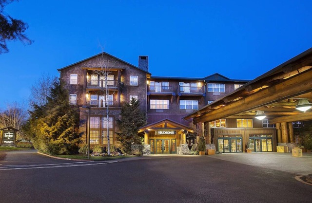 Ideal for Groups: 4 Spacious Rooms in a Hand-Crafted Northwest Mountain Lodge