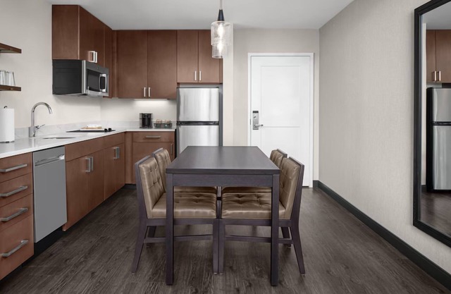 Ideal for Mayo Clinic Visitors: 3 Spacious Suites w/Kitchen and Pool Access