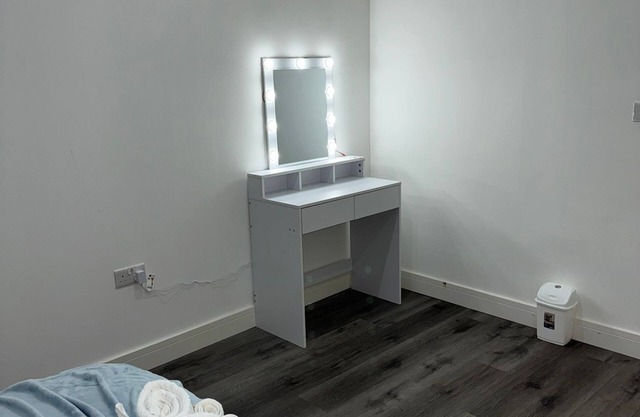 Ideal Heathrow Base. 2BR, 2BA Apt in Hounslow