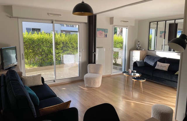 Ideal location, beach and shops 3 minutes away, with secure garage