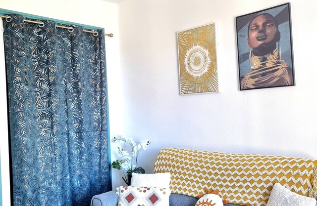 Ideally located: train station, town center, shops!