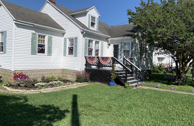 IDLE HOUR, a tranquil 3 bedroom 1.5 bath cottage WITH DOCK