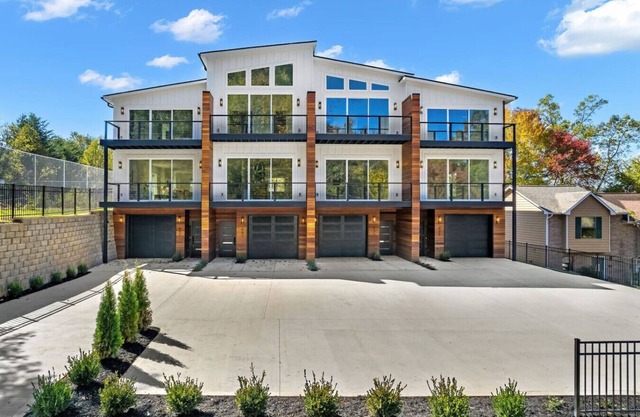 Idlewood Suites ~ 3-Story West Knoxville Suite #3