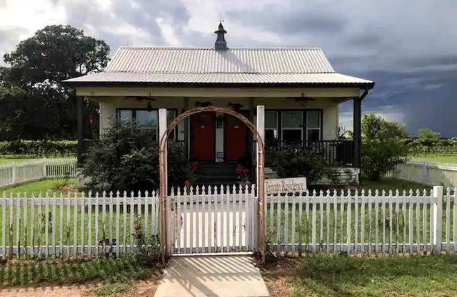 Idyllic Cottage on a Working Farm Perfect for Weekend Getaways in Texas