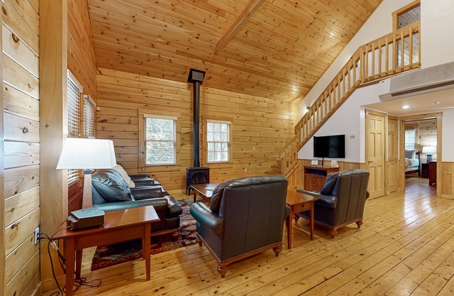 Idyllic three-bedroom dog-friendly cabin w/full kitchen, fireplace & hiking