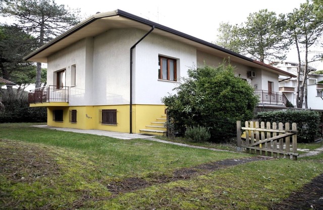 Idyllic villa with private fenced garden