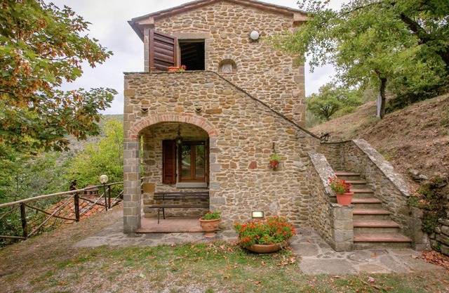 Idyllic Villa in Cortona with Swimming Pool