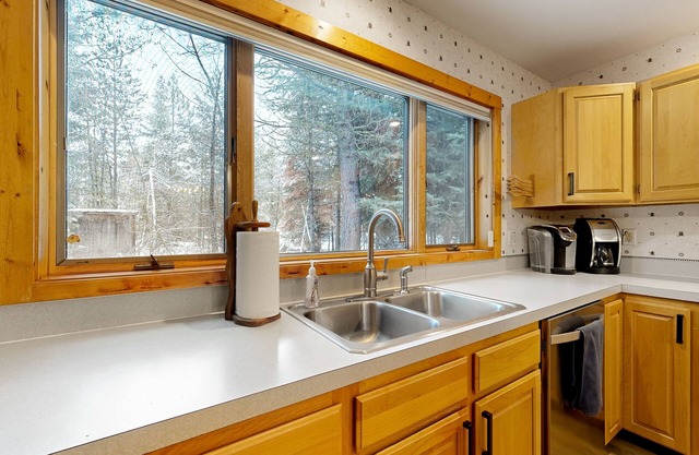Idyllic woodland retreat with mountain views, firepit, grill, games, & W/D
