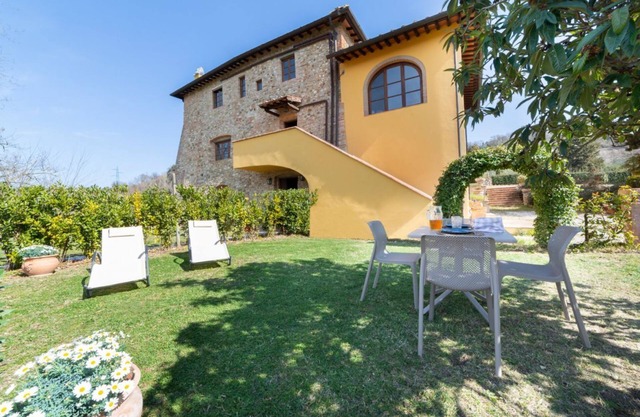 Il Melograno, Chianti apartment in farmhouse for 4 people with garden
