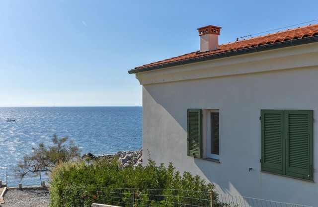'Il Quartiere Apartment Pianosa' with Sea View, Terrace & Wi-Fi