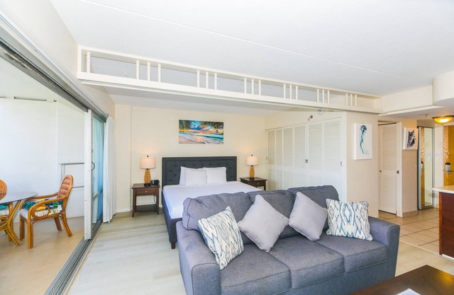 Ilikai 1 Bedroom City Views, minutes to the Beach!