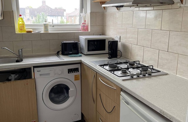 Immaculate 4-Bed House near Heathrow airport