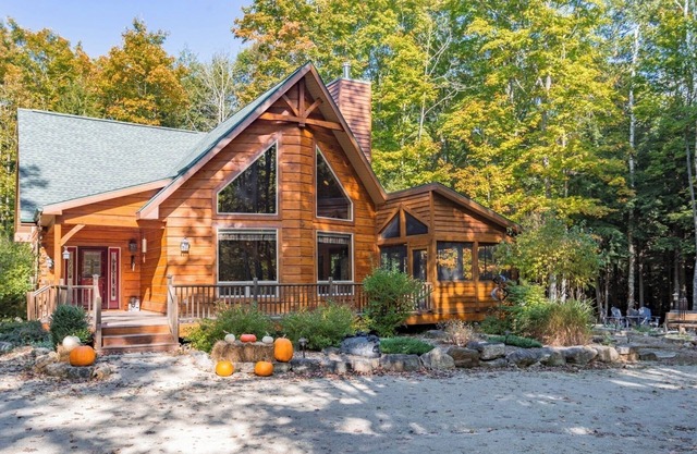 Immaculate Hand-Hewn Log Cabin ~ Private Wooded Setting In Egg Harbor