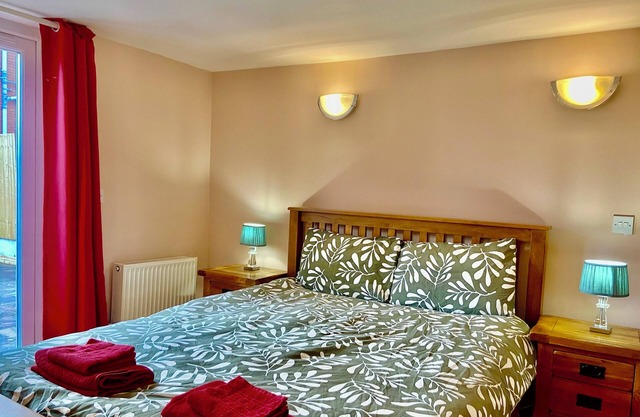 Immaculate hi-spec apartment, sleeps 6. Free wifi, secure garden, free parking.