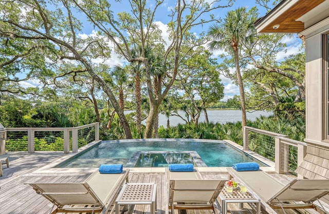 Immaculate new Rhett's Bluff property