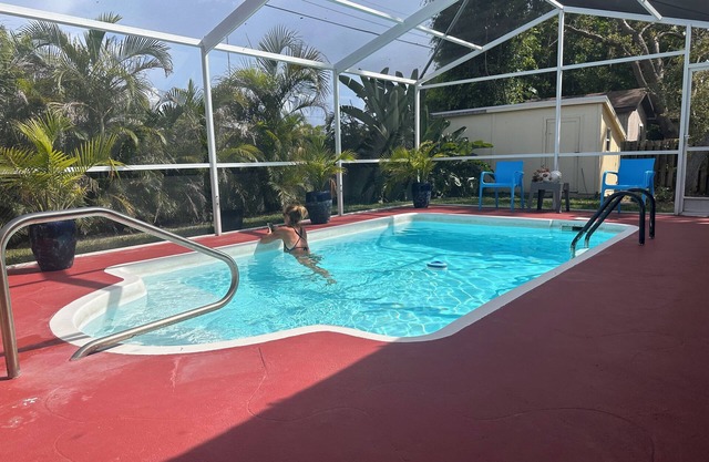 IMMACULATE PRIVATE POOL HOME MINUTES TO BEACHES, DOWNTOWN.