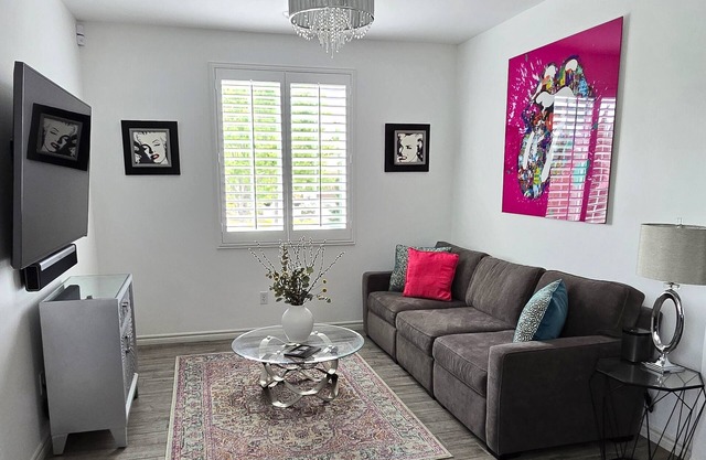 Immaculately maintained Studio, with modern amenities, and great neighborhood.