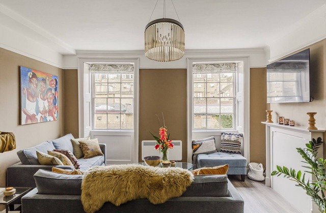 Impeccable 4-Bed Apartment in Bath
