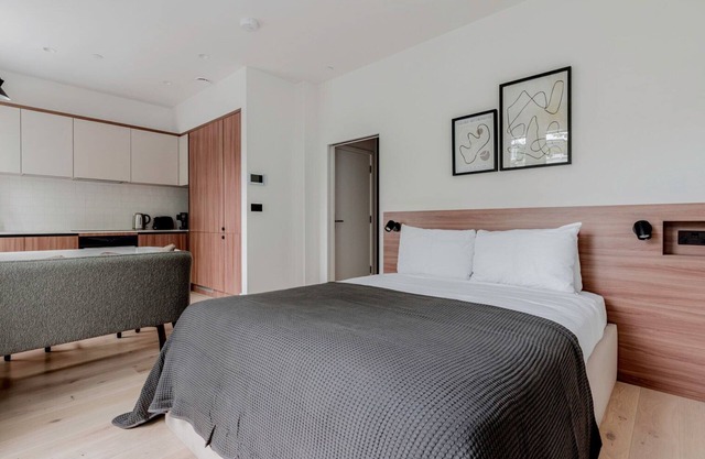 Impeccable Kensington Studio, near Shops, Food & Park, by Blueground