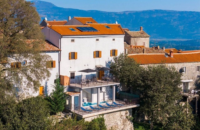 Impressive apartment with panoramic views, pool, private parking, barbecue