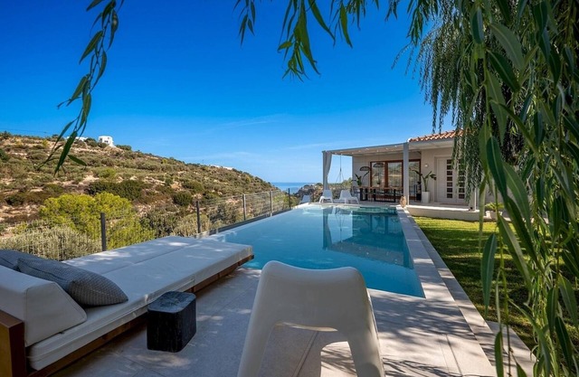 Impressive New Villa, A/C, Private Pool, Gym, Stunning Mountain & Sea Views- 2.5km from Reythymno!