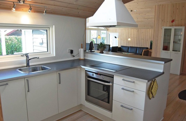 In a quiet environment near Kongsnæs, close to Stubbekøbing, lies this vacation home.