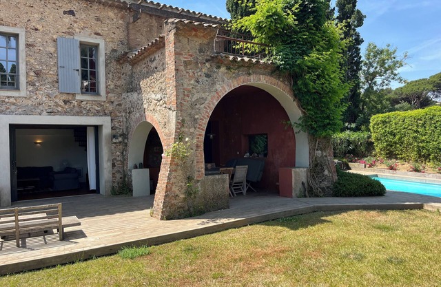 In an old country house, pretty house with private heated pool 5 'from St Tropez