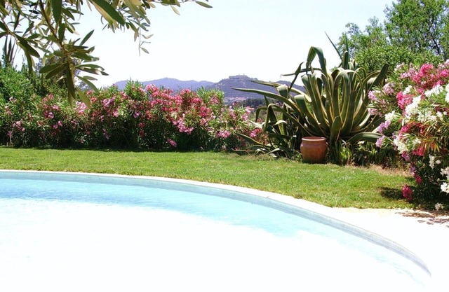 In Ollioules, near Sanary, charming Provencal house with swimming pool