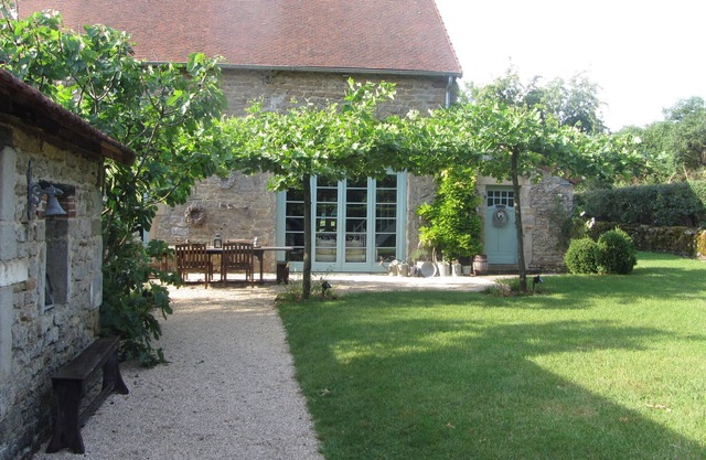In the heart of Burgundy, barn for 8 people, swimming pool, pétanque court, *
