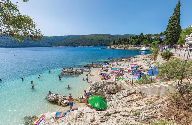 In the bay of Plomin, surrounded by greenery and near the industrial area, are these apartments.
