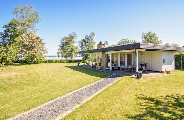 In the first row to Grønsund lies this cozy cottage.