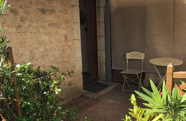 In the heart of St Florent apartment le Colombier with small courtyard 10 mn from A71