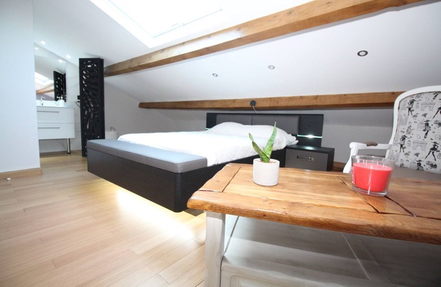 In the heart of La Roque d'Anthéron, at the gateway to the Lubéron region